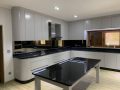 Cozinha lacada com mármore preto