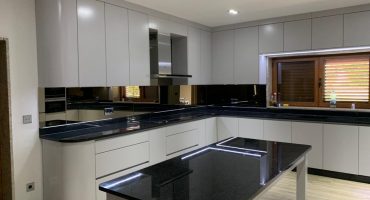 Cozinha lacada com mármore preto
